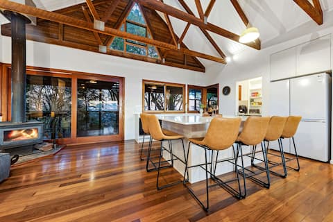 Wolvi Mountain Retreat - Ocean views & Fireplace