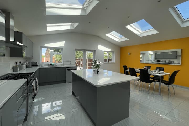 4 Bed House Sleeps 8 - Enclosed Garden - Parking - Luton