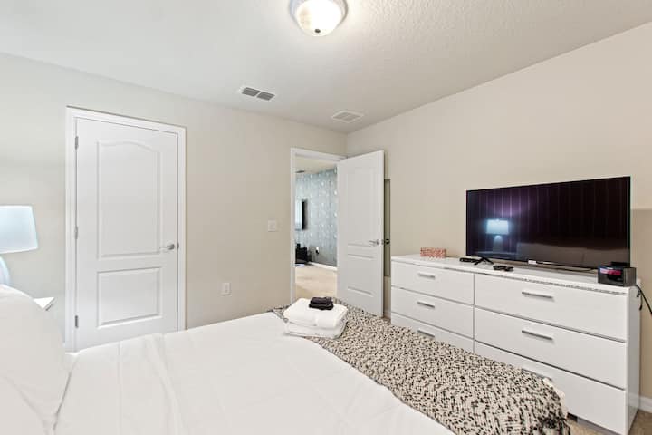 Спалня тип „Stripes“ с телевизор - втори етаж