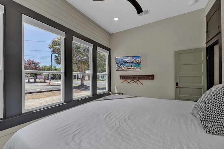 主卧配有平板电视。