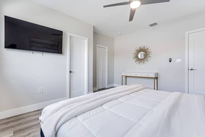 ห้องนอนใหญ่ในยูนิตด้านหน้ามีเตียงขนาดคิงไซส์ที่มีพื้นที่กว้างขวางรวมถึงโต๊ะเขียนหนังสือสำหรับเช็คอีเมลและทำงานจากที่บ้าน