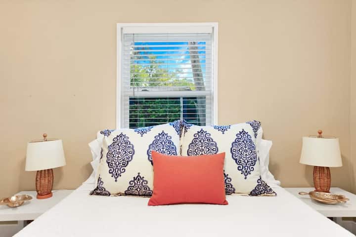 Queen-ის სასტუმრო ოთახი: სადაც კომფორტი და სტილი იკრიბება მშვიდი სტუმრობისთვის