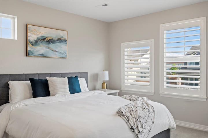 Main Bedroom - King Bed (Main Level) /
2nd Bedroom - Queen Bed (Main Level) /
3rd Bedroom- Queen Bed (Upper Level) /
4th Bedroom - Two (2) Full Beds (Upper Level) /
5th Bedroom - King Bed (Upper Level) /
Basement - King Bed and Bunk Beds (Lower Level