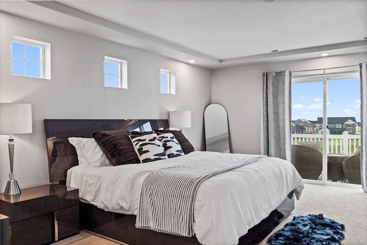 Main Bedroom - King Bed (Main Level) /
2nd Bedroom - Queen Bed (Main Level) /
3rd Bedroom- Queen Bed (Upper Level) /
4th Bedroom - Two (2) Full Beds (Upper Level) /
5th Bedroom - King Bed (Upper Level) /
Basement - King Bed and Bunk Beds (Lower Level