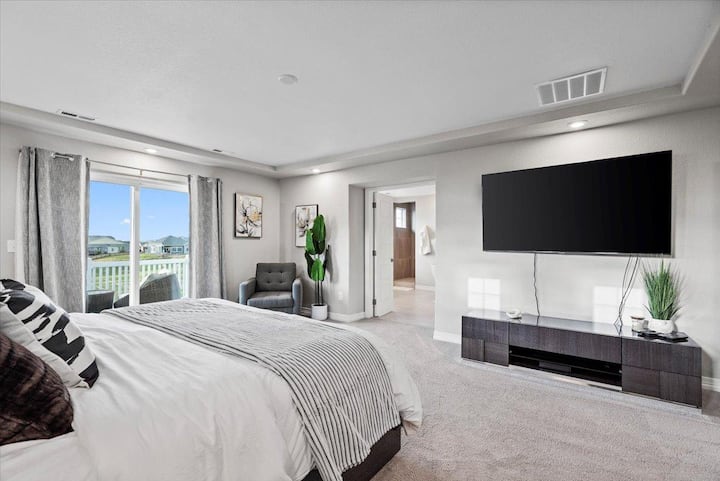 Main Bedroom - King Bed (Main Level) /
2nd Bedroom - Queen Bed (Main Level) /
3rd Bedroom- Queen Bed (Upper Level) /
4th Bedroom - Two (2) Full Beds (Upper Level) /
5th Bedroom - King Bed (Upper Level) /
Basement - King Bed and Bunk Beds (Lower Level