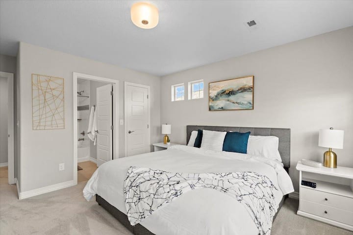 Main Bedroom - King Bed (Main Level) /
2nd Bedroom - Queen Bed (Main Level) /
3rd Bedroom- Queen Bed (Upper Level) /
4th Bedroom - Two (2) Full Beds (Upper Level) /
5th Bedroom - King Bed (Upper Level) /
Basement - King Bed and Bunk Beds (Lower Level