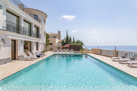 Villa Thorodin breathtaking 14P villa 1st line sea