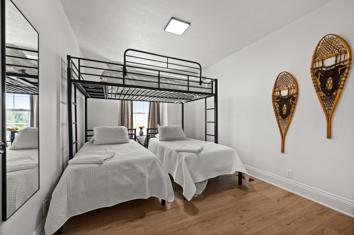 上下铺有两张单人床和一张双人床