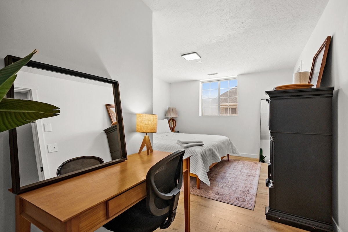 其中一间加大双人床卧室中的另一张办公桌