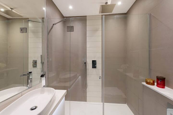 Amazing South Kensington Apartment 2 Bedrooms gallery image 3