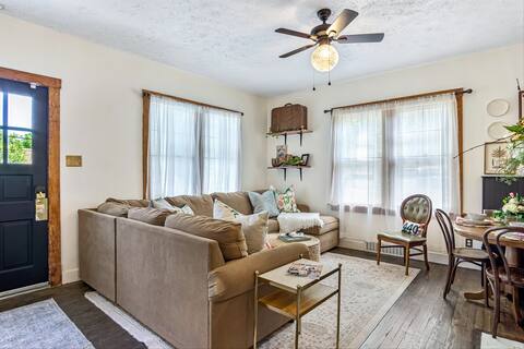 Charming Edwardsville Home: Walk to Downtown!