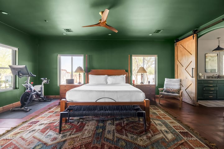 Dormitorio con una pared decorativa única.
