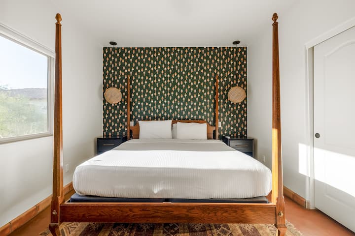 Un dormitorio con una cama tamaño king.
