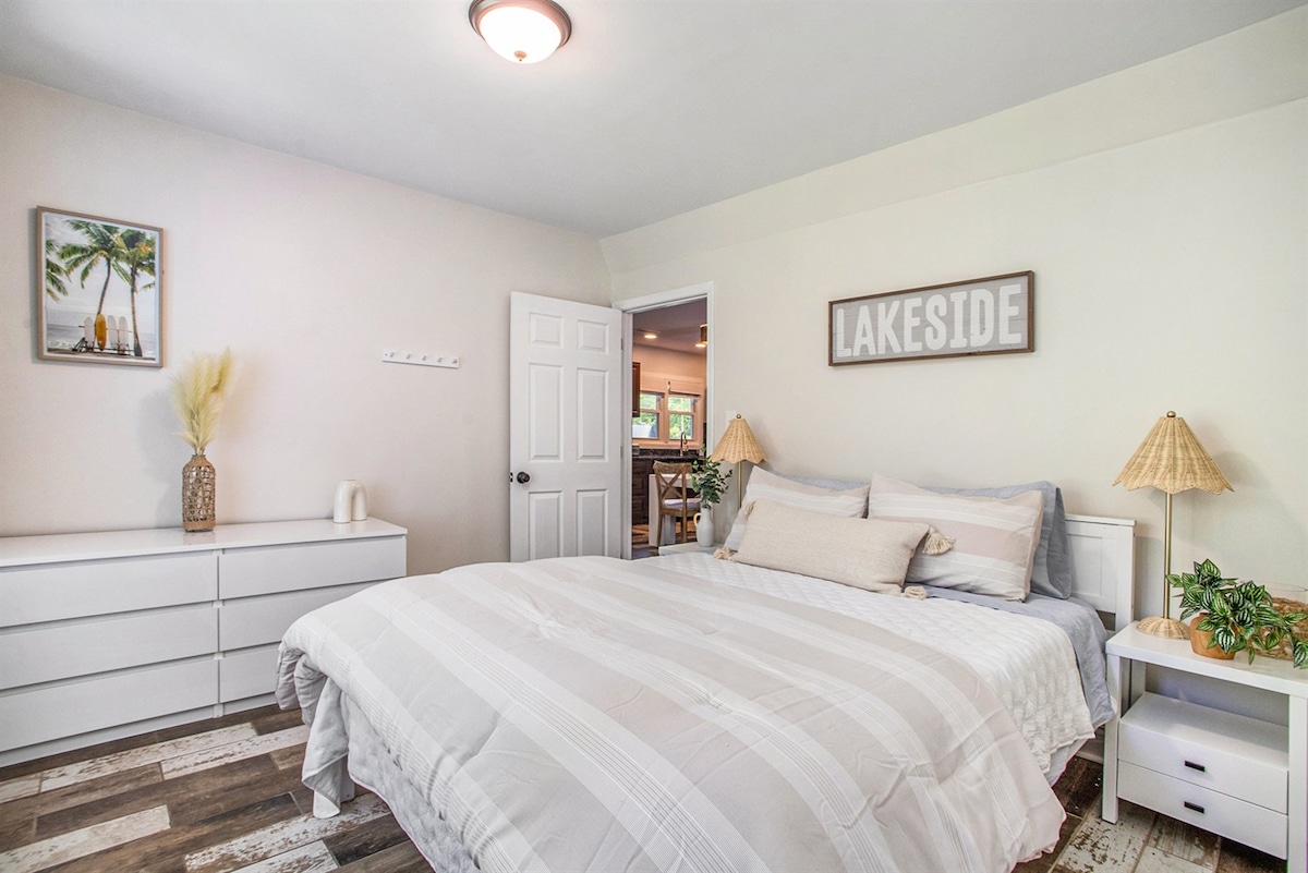 Rechargez dans une chambre queen size, offrant un espace serein pour se reposer et se détendre.