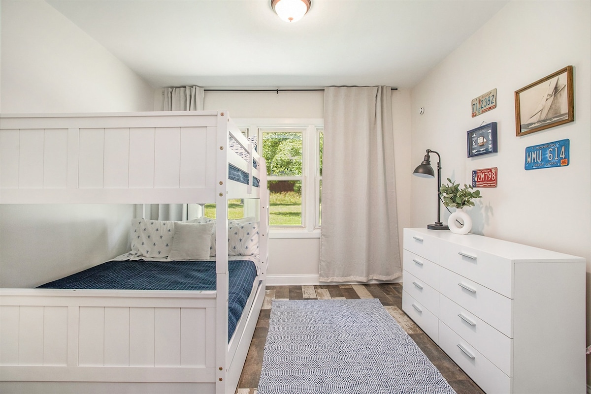 Découvrez notre chambre superposée amusante, équipée de lits superposés pleins et de lits gigognes jumeaux.