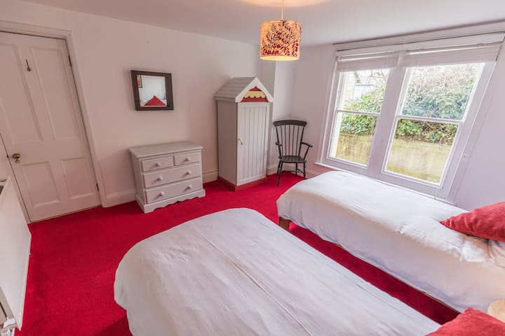 Zatim druga spavaća soba ima 2 x kreveta za jednu osobu pune veličine.