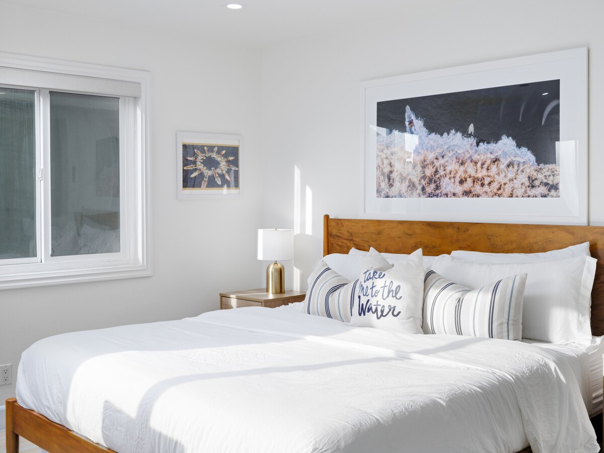 เตียงคิงไซส์ตู้เสื้อผ้าเต็มรูปแบบโต๊ะทำงาน WFH สมาร์ททีวีและห้องน้ำในตัว