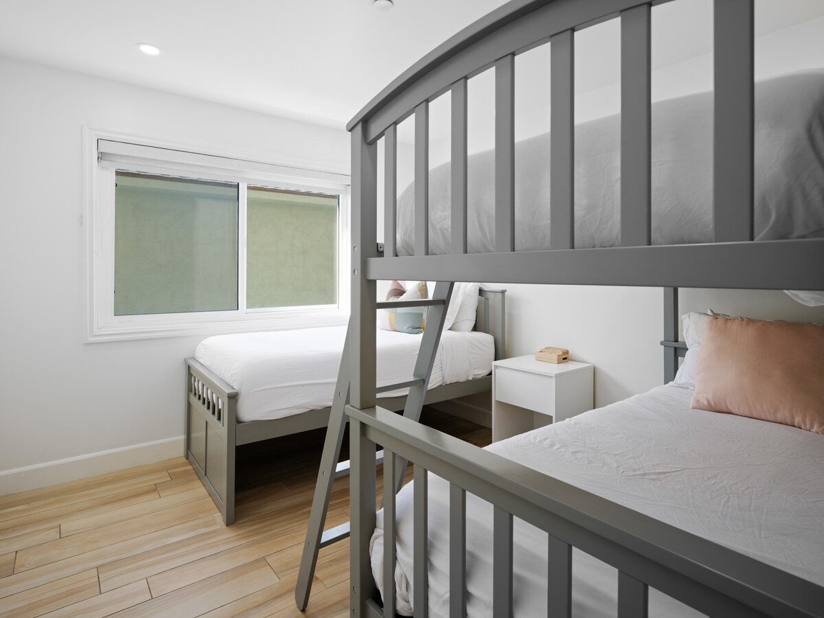 เตียงแฝดเหนือเตียงสองชั้น + เตียงแฝด ตู้เสื้อผ้าเต็มรูปแบบและสมาร์ททีวี