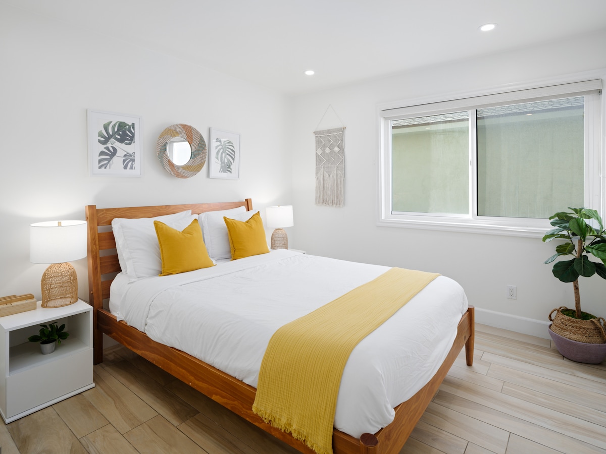 เตียงควีนไซส์และตู้เสื้อผ้าเต็มรูปแบบ