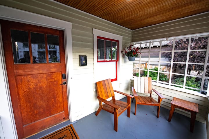 Downtown Garden Getaway-Cozy home near downtown Bo gallery image 4