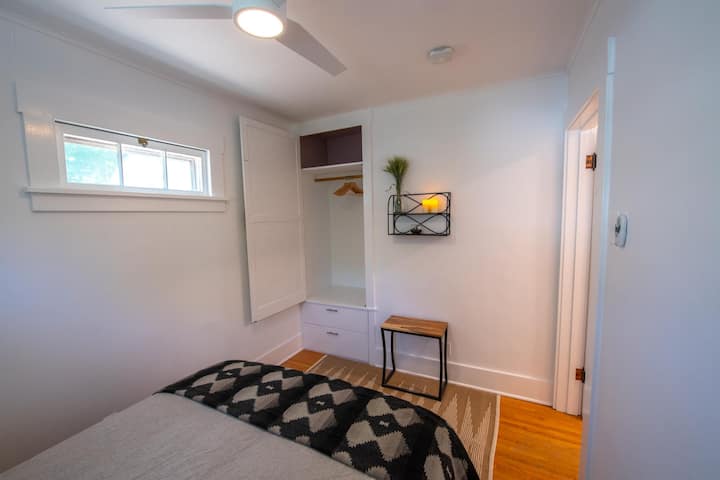 Bedroom on the main level with full sized bed.