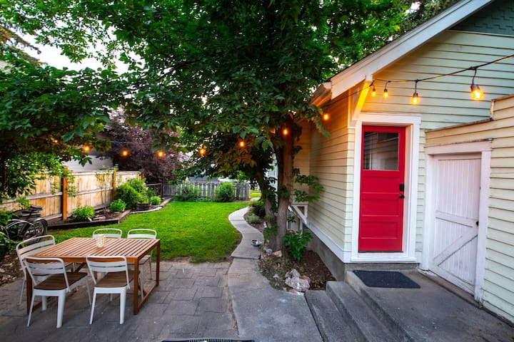 Downtown Garden Getaway-Cozy home near downtown Bo