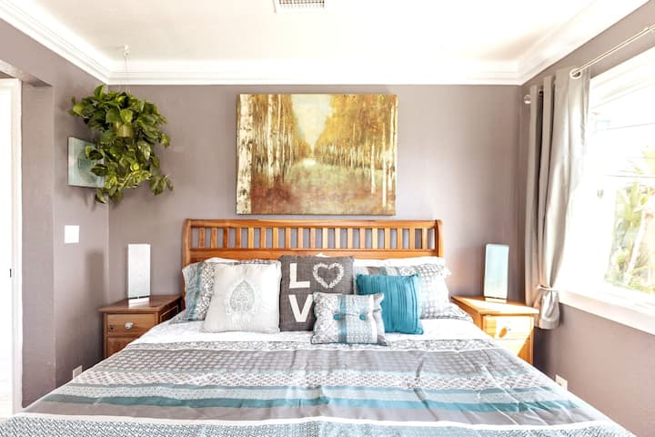 Спална соба број 3 - опремена со брачен кревет и удобен мебел за да се создаде релаксирачки сон секоја ноќ
