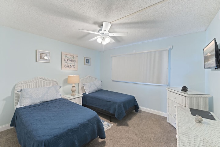 غرفة نوم الضيوف 2 بسريرين مفردين.