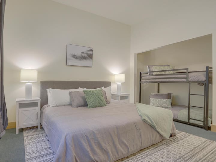 Coho Lodge主层加大双人床和双层床前卧室