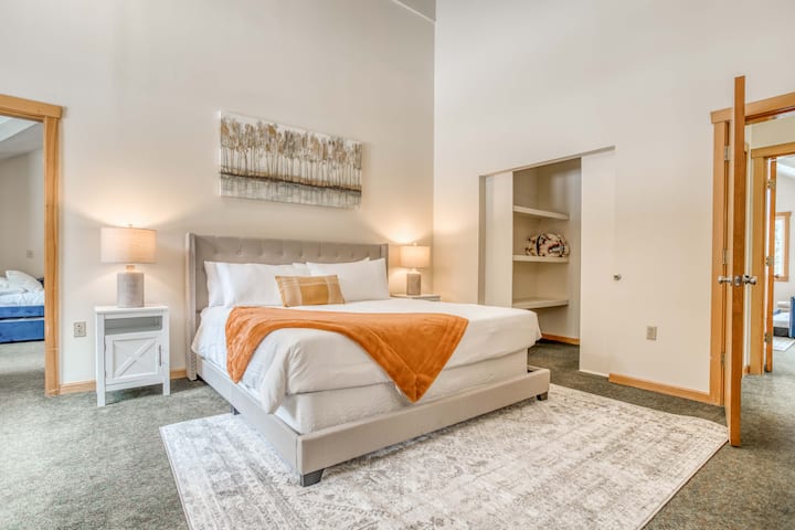 楼上的Chinook Lodge加大双人床卧室，配有橙色双层床