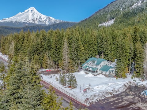 Government Camp Lodge's|Hot Tub|Room for Family
