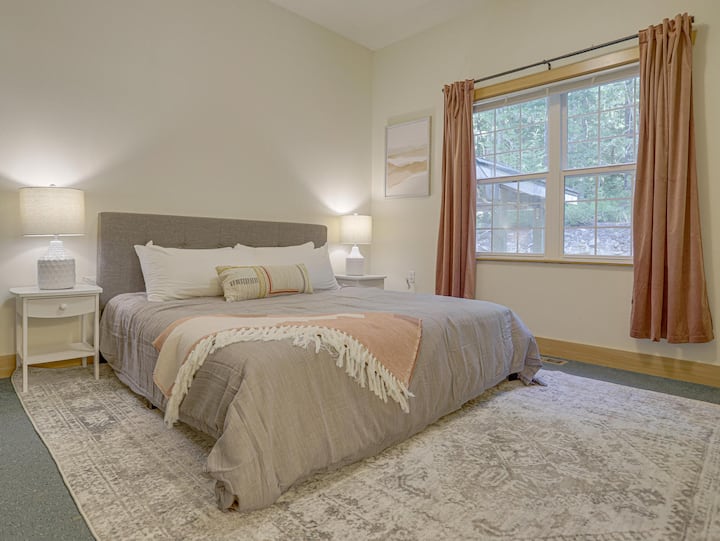 Coho Lodge主层加大双人床和双层床后卧室