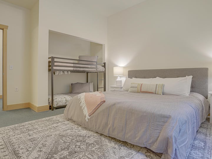 Coho Lodge主层加大双人床和双层床后卧室