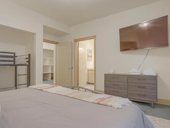 Coho Lodge二楼加大双人床和双层床第一间卧室