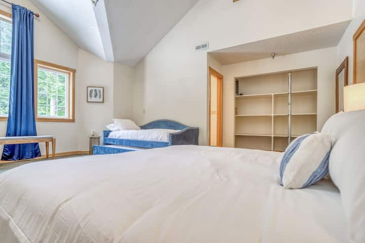 楼上的Chinook Lodge加大双人床卧室，配有带轮床的蓝色房间