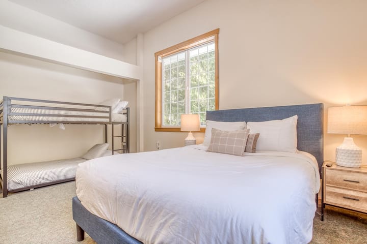 Chinook Lodge标准双人床卧室，东侧配备双层床