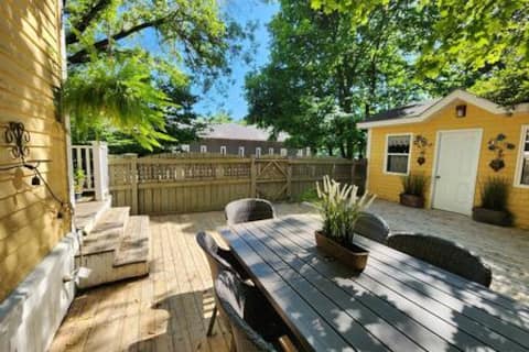 Spacious 4-Bedroom Historic Downtown Hot Tub