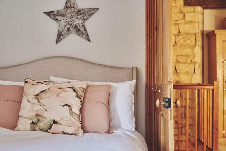 Трета спалня с двойно легло и матрак Ема