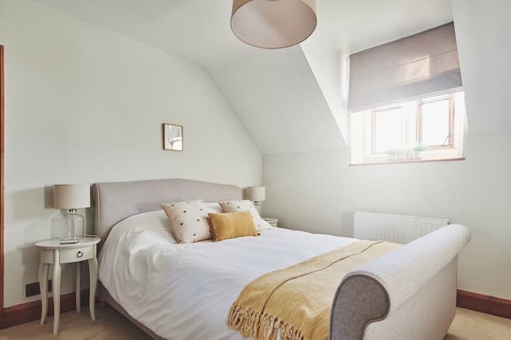 Удобно легло тип Кинг с матрак Ема и дебели килими