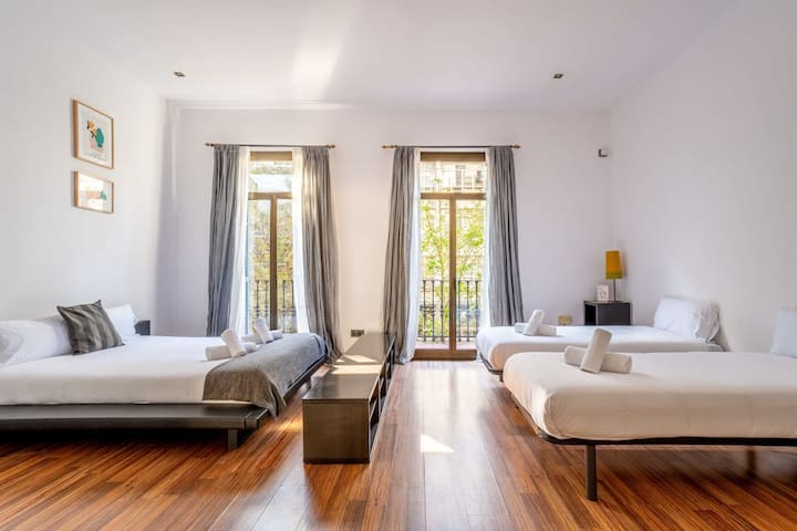 Comfortable and huge 4BD – 2BTH Rambla Catalunya