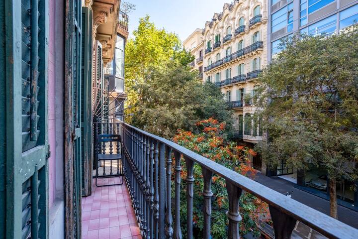 Comfortable and huge 4BD – 2BTH Rambla Catalunya gallery image 2