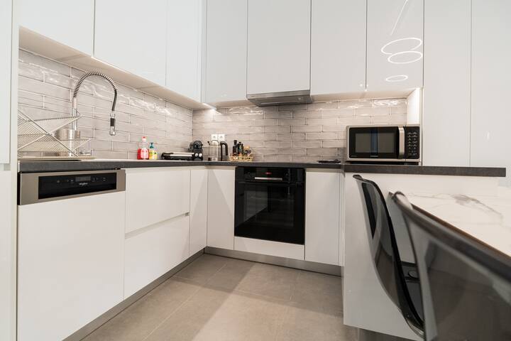 LIV – Luminous & Spacious Apartment in Pagrati gallery image 4