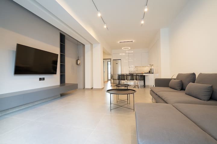 LIV – Luminous & Spacious Apartment in Pagrati