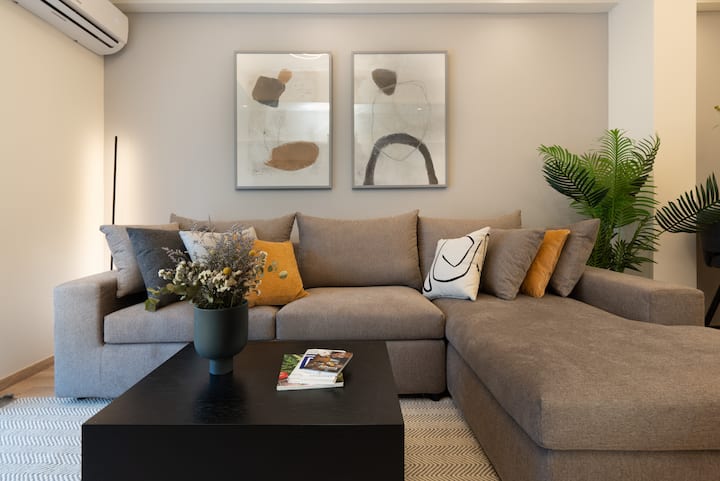 تحتوي منطقة المعيشة على أريكة زاوية كبيرة – مجرد مكان للاسترخاء والاسترخاء بعد الاكتشافات التي تستحق اليوم من الاكتشافات