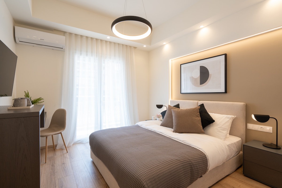 卧室采用柔和的泥土色调装饰，经过量身定制设计，让您放松身心