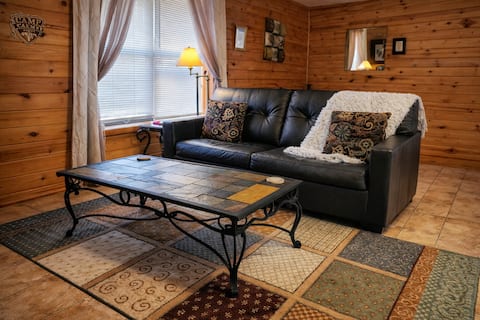 Popular Airbnb listing: Parkers Hideaway/ Dogwood Cabin in Eureka Springs & Ozarks