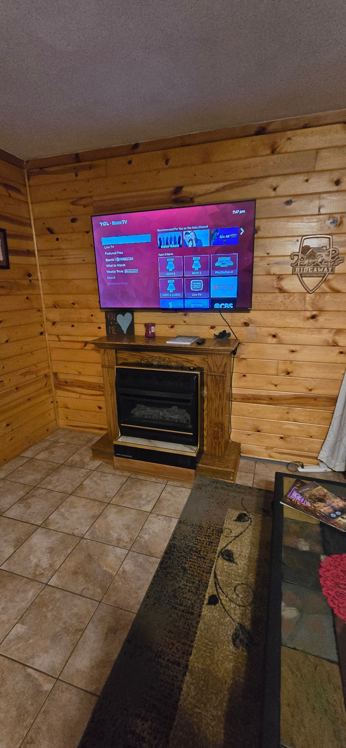 55-inčni Roku i kamin