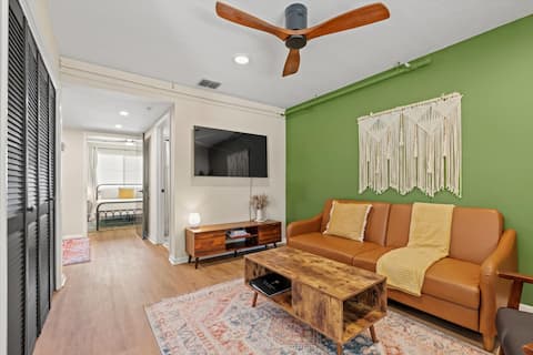 1 Block from AB TownCenter: Coquina House Mob. Acc