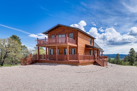 Peaceful Wyoming Cabin w/ Spacious Deck & Wet Bar!