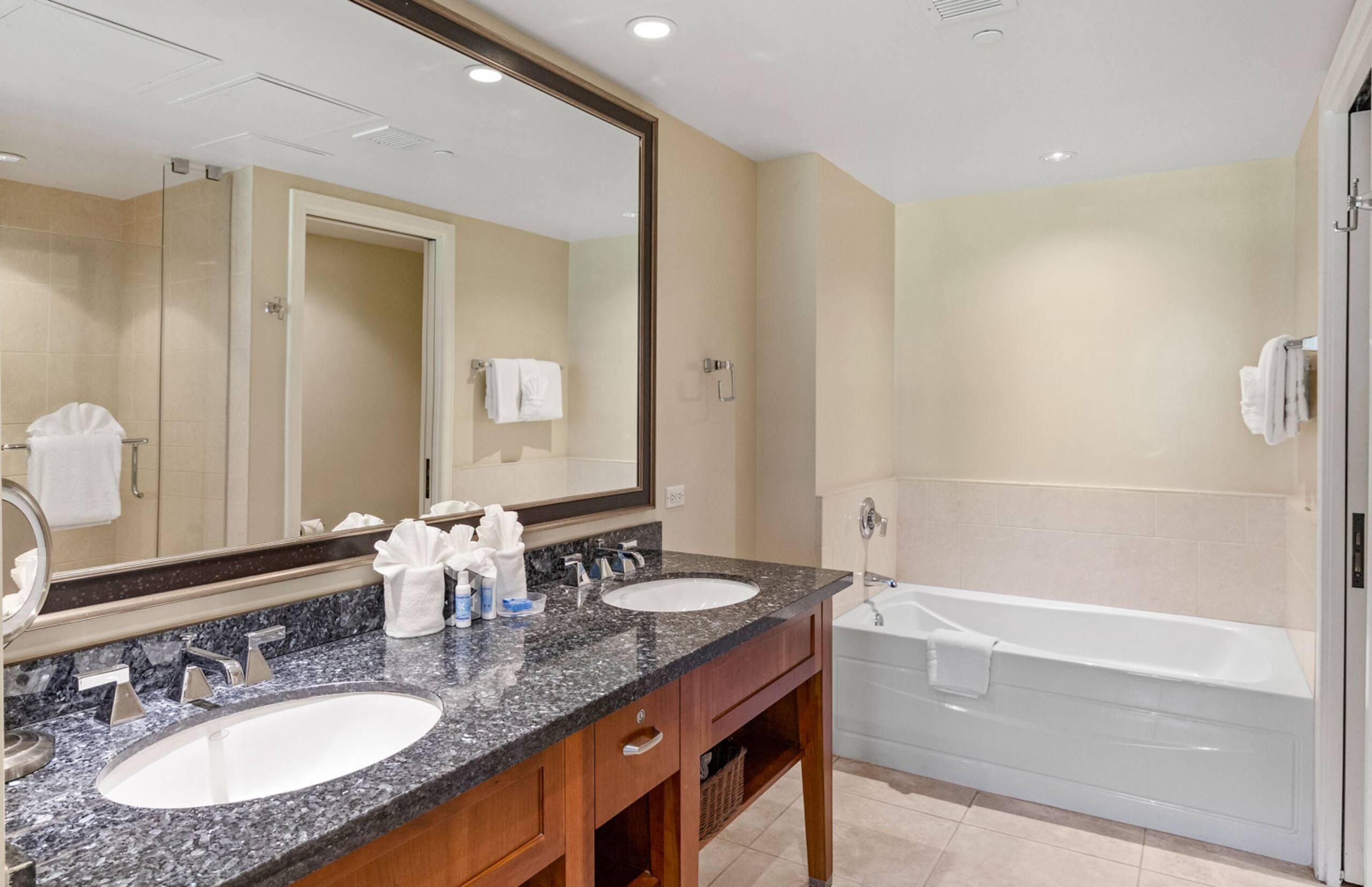 Condo in Lahaina · ★4.67 · 4 bedrooms · 6 beds · 4 baths - Image 33